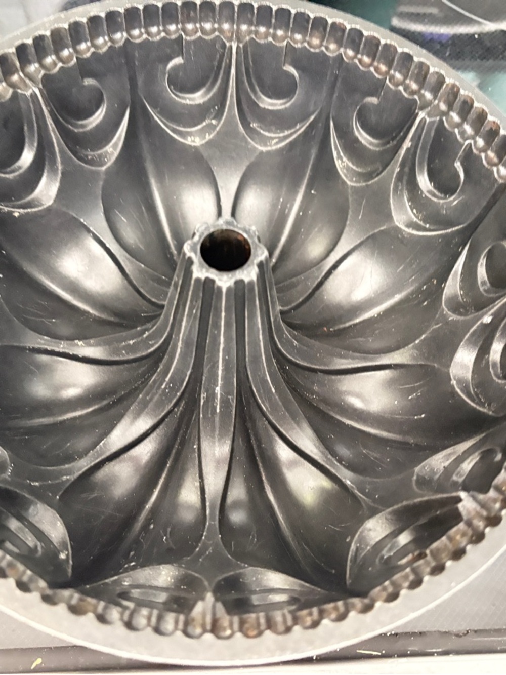 Nordic Ware flour de Lisa baking pan. Cake. Bundt.